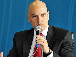 Alexandre prorroga inquérito sobre interferência de Bolsonaro na PF