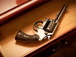 Busca por arma usada em crime autoriza invasão de domicílio, diz STJ