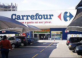 Carrefour terá de indenizar casal homossexual agredido por seguranças