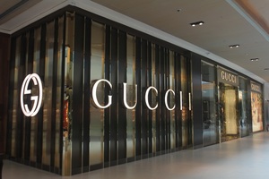 TJ-RJ minora indenização da Gucci por acusação de furto