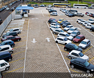 Associação questiona lei que fixa regra para estacionamentos
