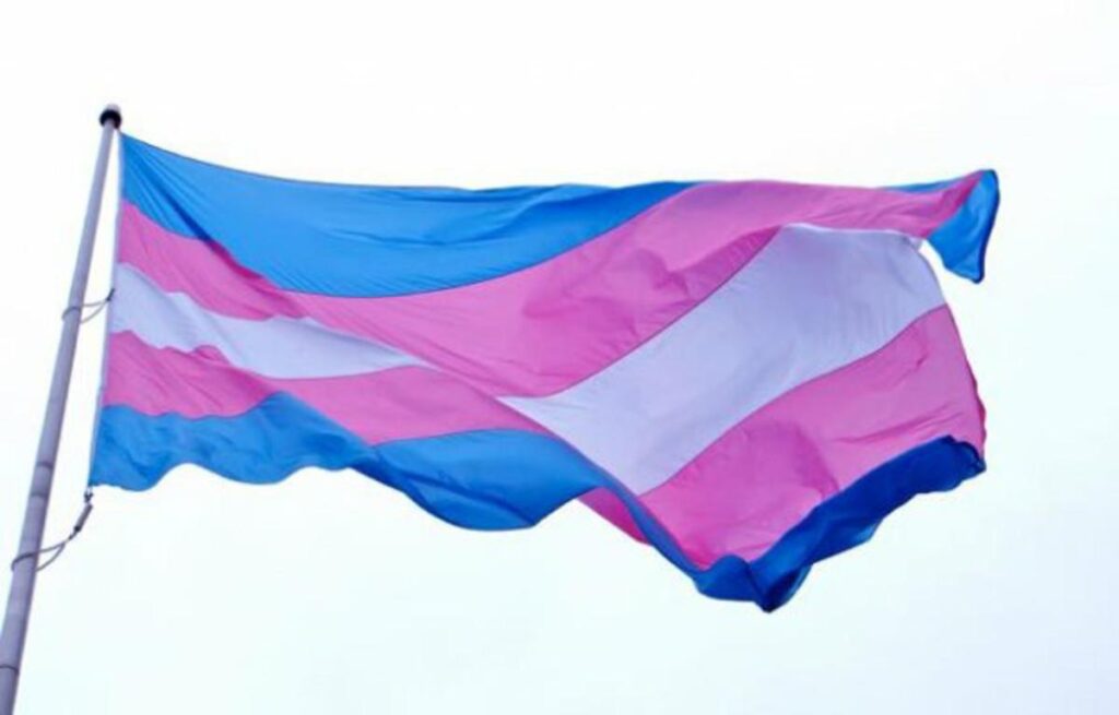Mulher trans pode receber pensão de pai militar, decide juiz